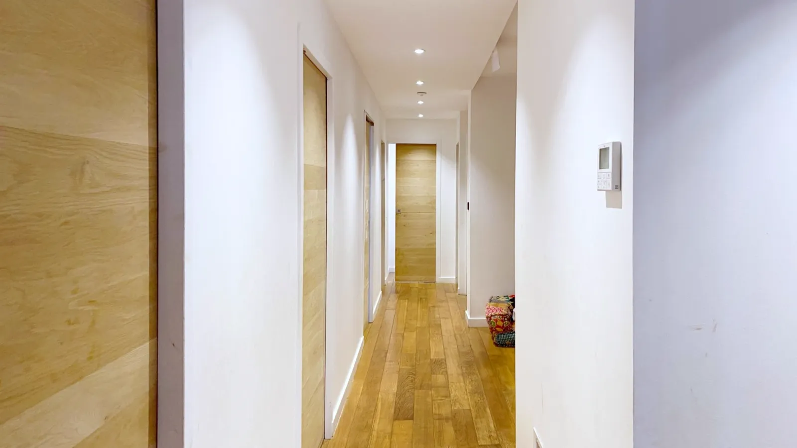 Circulation : portes bois, parquet clair, spots encastrés