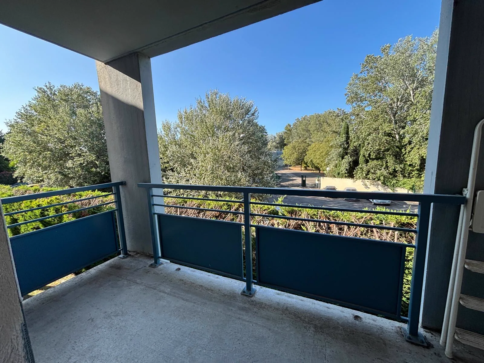 Balcon avec vue dégagée sur les arbres